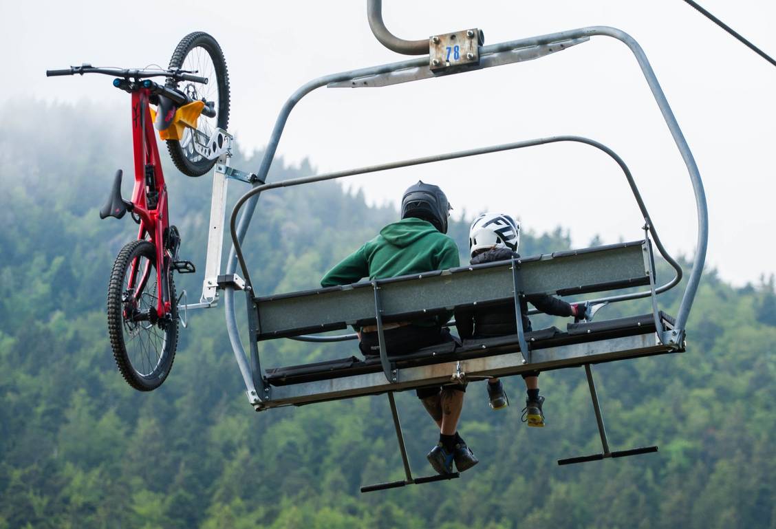 Télésiège de la blache avec un VTT de descente
