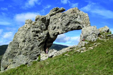 Arche naturelle qui domine le plateau matheysin, la Pierre Percée