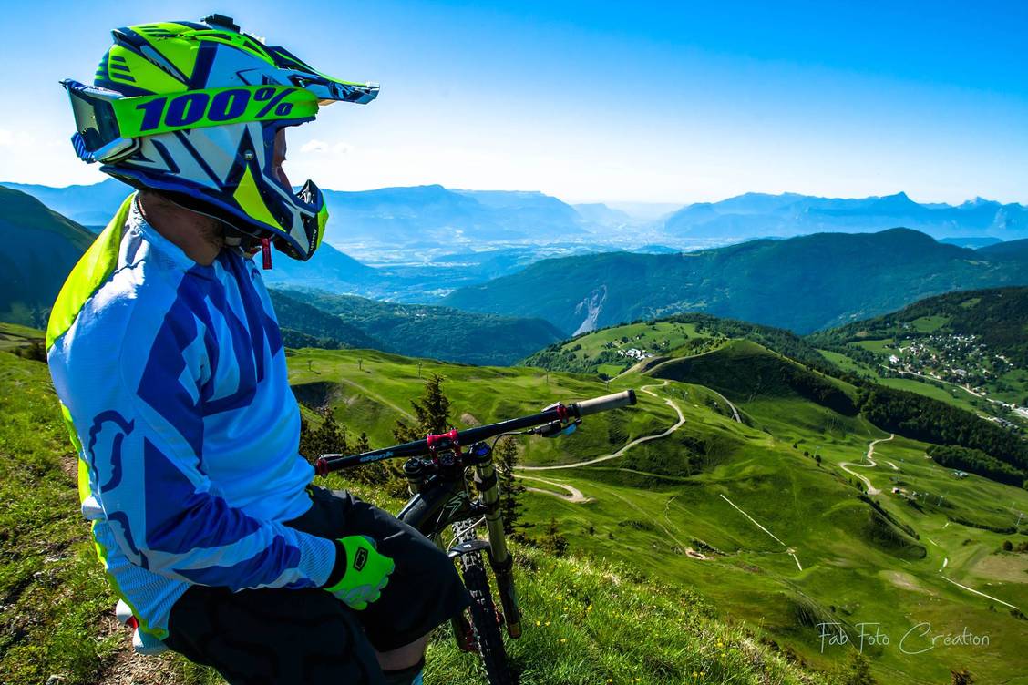 Descente de piste VTT vers la station de l'Alpe du Grand Serre