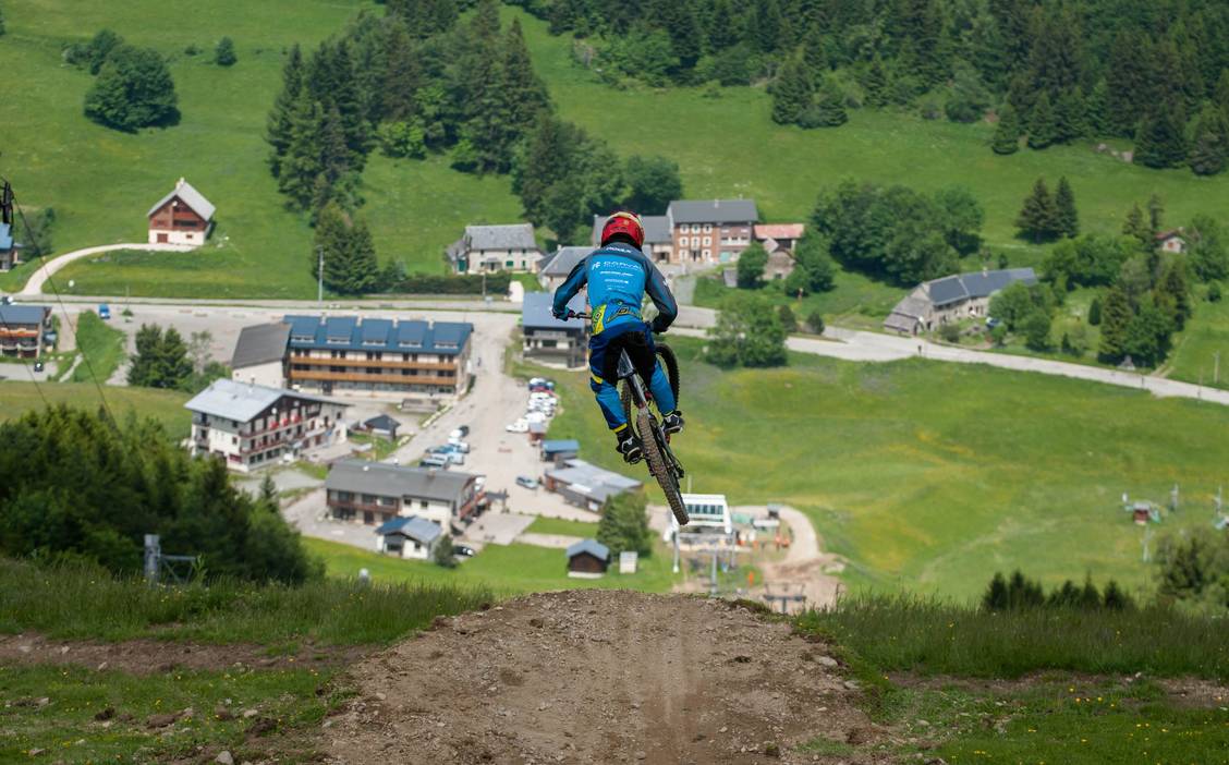 Descente de piste VTT vers la station de l'Alpe du Grand Serre
