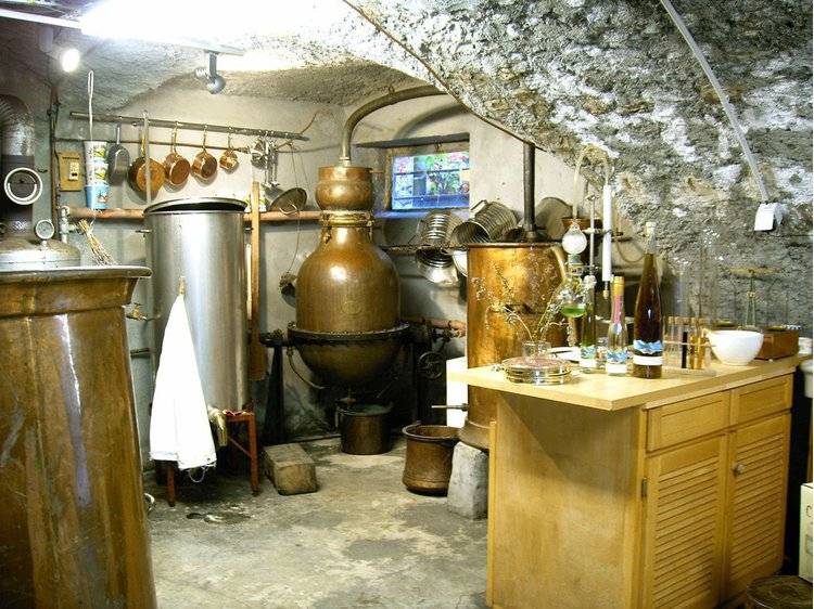 Liqueur de plantes et de génépi des Alpes, spécialité de Notre-Dame-de-la-Salette