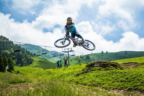 saut en VTT de descente