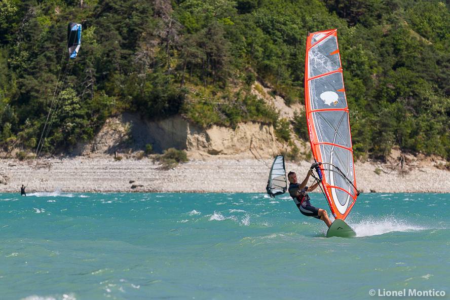 Planche à voile sur le lac de Monteynard