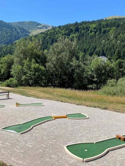 Mini Golf  et terrain multi-sports.