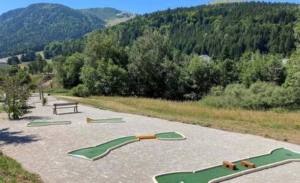 Mini Golf  et terrain multi-sports.