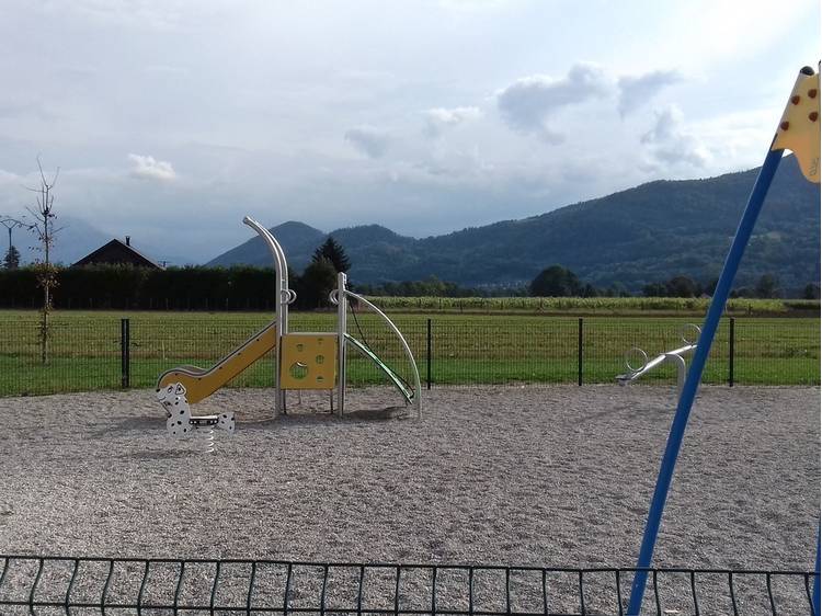 Photo 2 Aire de jeux - Pierre Châtel - Le Bourg