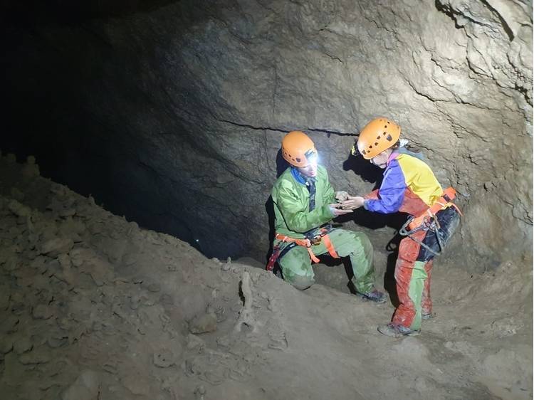 Photo 6 Spéléologie découverte  - Grotte de la Résurrection avec Ecrins Spéléo Canyon