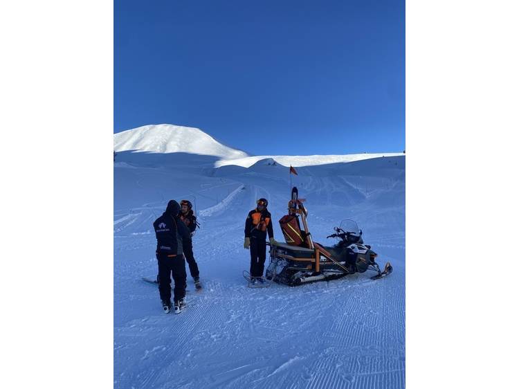 Photo 1 Ouverture du domaine skiable avec les pisteurs secouristes
